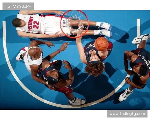 活塞与骑士展开激烈对决 双方球员拼尽全力争取季后赛席位