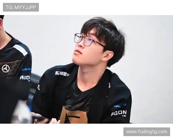 Bin上单再度统治赛场展现顶级操作带领队伍强势夺冠燃爆全场