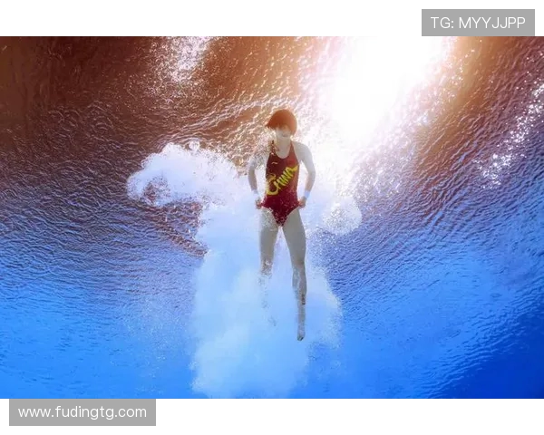 从高空跃入水花之间探秘跳水运动员的力量与优雅之美