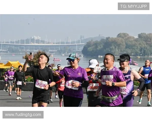 南京城市马拉松点评：飞盘队默契配合展现团队精神与竞技魅力