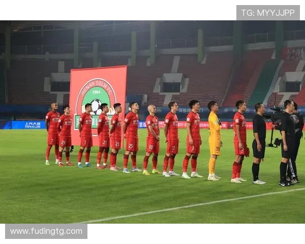 河南嵩山龙门与青岛海牛激烈对决 展现精彩足球对抗与战略博弈 河南嵩山龙门与青岛海牛激烈对决 展现精彩足球对抗与战略博弈